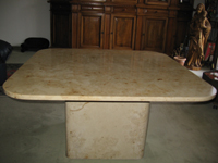 Steintisch aus JURAMAMOR GELB (Kalkstein) mit polierten Oberflchen - quadratisch mit gerundeten Ecken; 2-teilig.