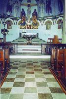 Freistehender Altar
mit knstlerisch gestaltetem Sockel aus Messing mit integrierter massiver Muschelkalkplatte mit gestockter Oberflche