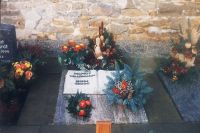 Grabbuch aus Krensheimer Muschelkalk Kernstein mit scharrierter Oberflche Grabplatte poliert