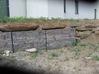 Steinkrbe (Gabionen) verwendet als Sttzmauer